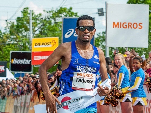 Tadesse Abraham läuft als Sieger des GP Bern 2015 ins Ziel