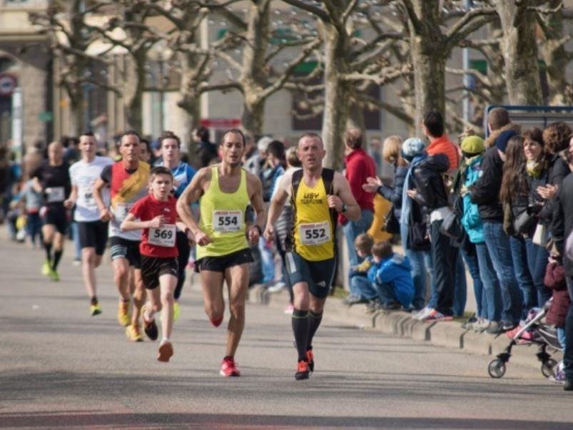 Läufer auf ihren letzten Metern beim 10km-Lauf in Payerne