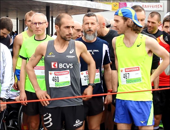 Athleten, darunter Sieger Jérémy Pointet, warten an der Startlinie auf den Startschuss