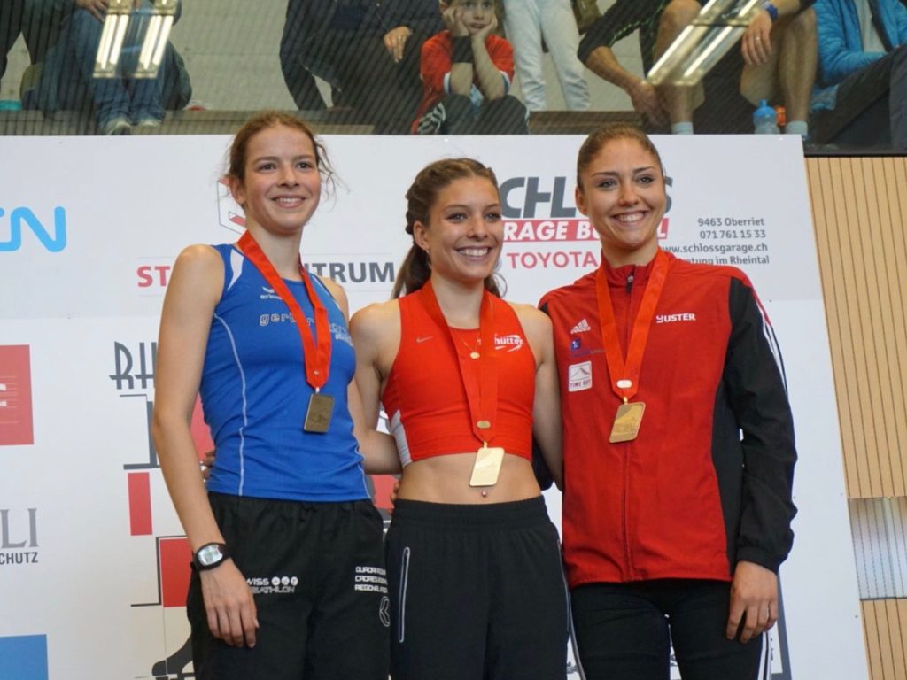 Delia Sclabas, Chiara Scherrer und Andrea Meier auf dem Podest bei der Siegerehrung an der 10-km-SM in Oberriet