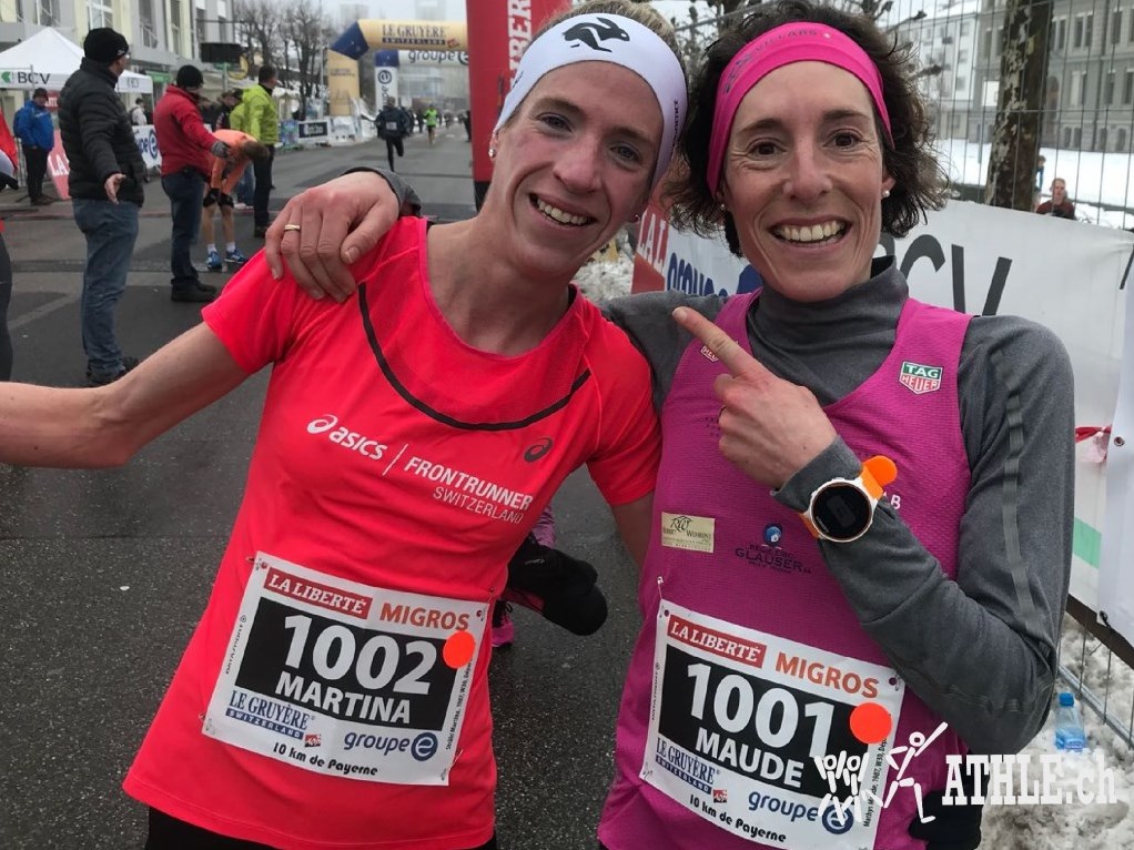 Martina Strähl und Maude Mathys freuen sich gemeinsam nach dem 10-km-Lauf in Payerne