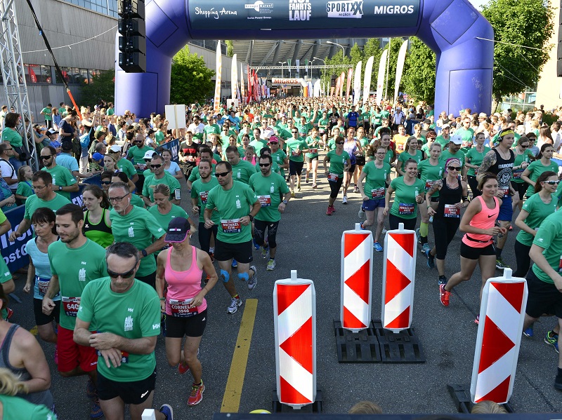 Aufnahme vom Start zum Auffahrtslauf, ein Grossteil der Athleten startet im offiziellen Grün des Veranstalters