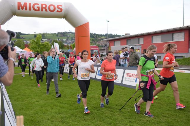 Walkerinnen überqueren beim Go-in-6Weeks in Ruswil die Startlinie