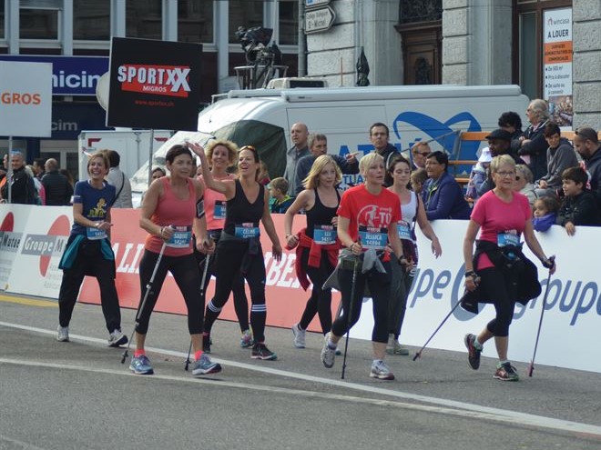 Läuferinnen und Läufer und Walkerinnen und Walker am Murtenlauf winken ins Publikum und lassen sich feiern