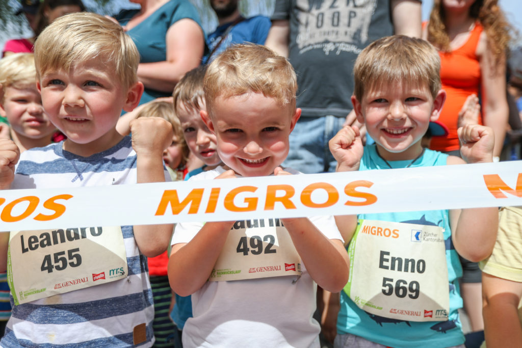 Kleine Buben ballen die Fäuste und freuen sich auf den Start beim Nachwuchslauf in Uster 2018