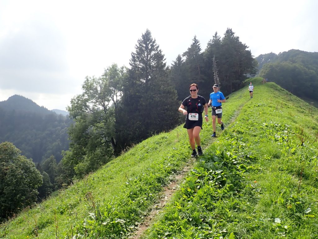 Läufer auf dem Abstieg auf einem schmalen Trail vom Schnebelhorn beim Schnebelhorn-Panoramatrail