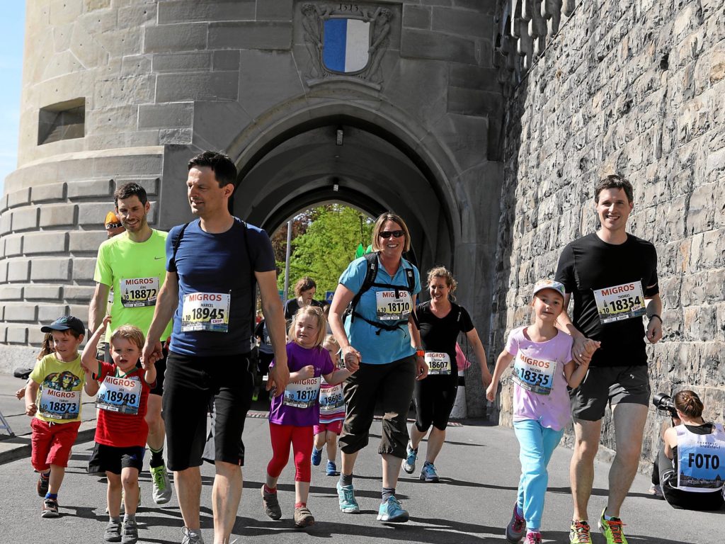 Kinder mit ihren Eltern am Luzerner Stadtlauf 2018