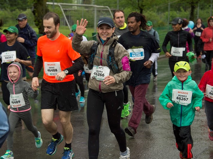 Eine Familie läuft bei 20km de Lausanne 2016