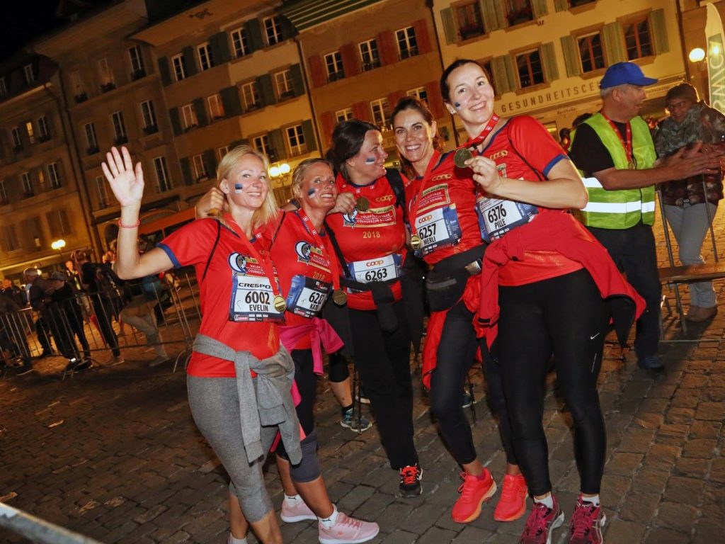 Läuferinnen posieren nach dem Zieleinlauf bei den Bieler Lauftagen