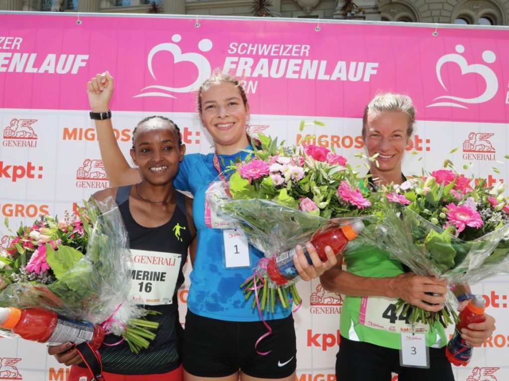 Merine Meseret, Delia Sclabas, Laura Hrebec (Photo: athletix.ch) lassen sich nach ihren Podestplätzen am Schweizer Frauenlauf 2019 in Bern feiern