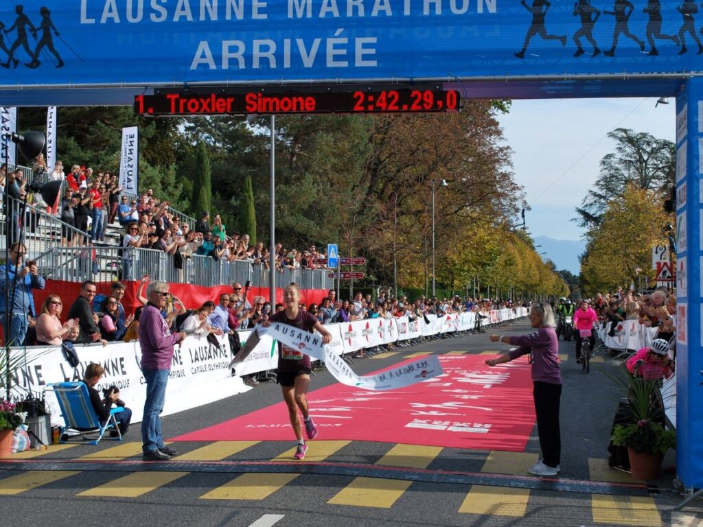 Simone Troxler überquert die Ziellinie (Photo: Facebook Lausanne Marathon)