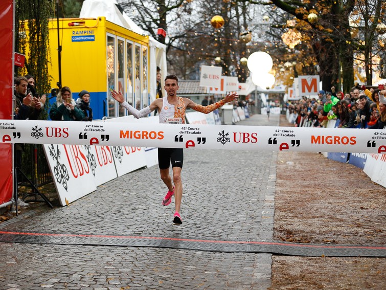 Julien Wanders läuft an der Course de l'Escalade als Sieger über die Ziellinie (Photo: Course de l'Escalade)