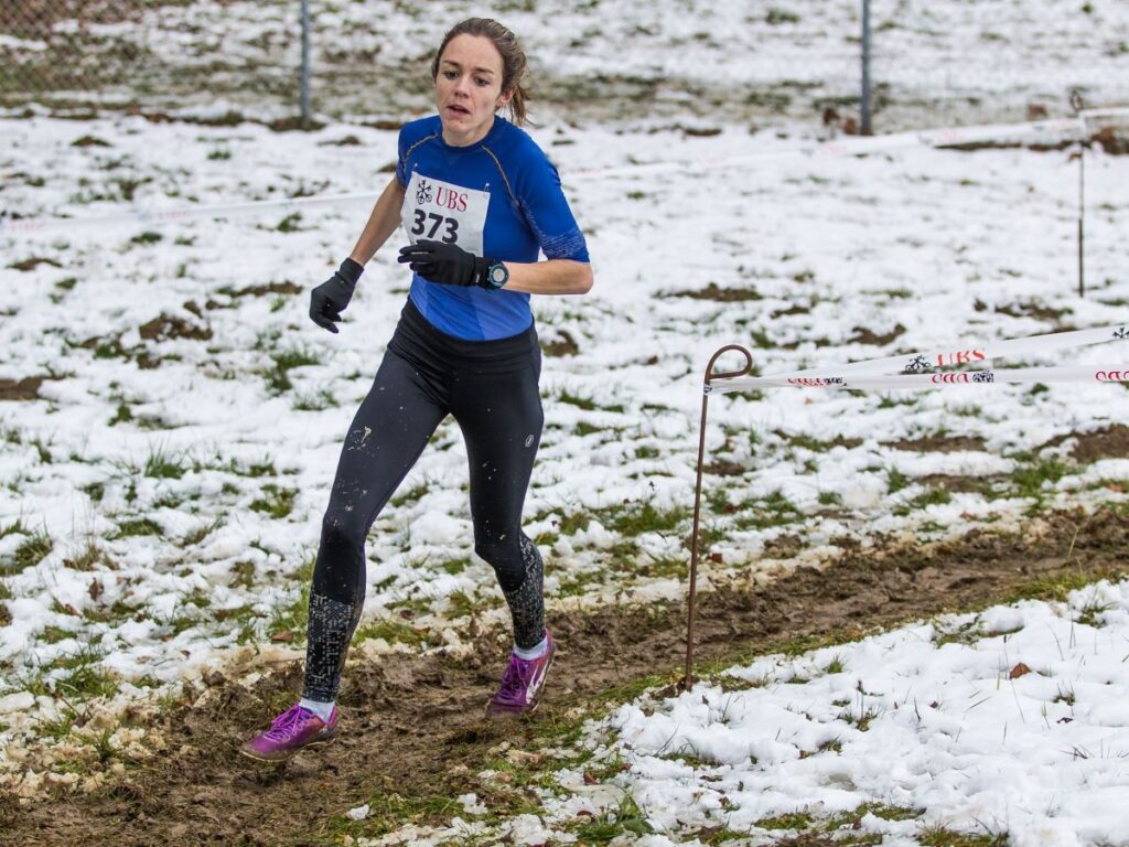 Nicole Egger läuft auf der schlammigen Crossstrecke