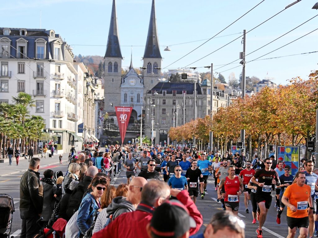 Läuferfeld am Schweizerhofquai am SwissCityMarathon - Lucerne