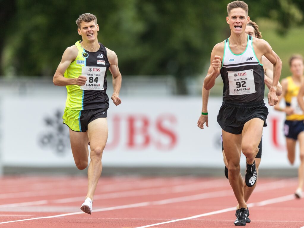 Jonas Raess und Tom Elmer kämpfen auf der Zielgerade um den Sieg (Photo: athletix.ch)