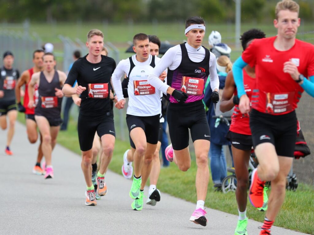 Läufergruppe an der SM 10 km Strasse in Belp