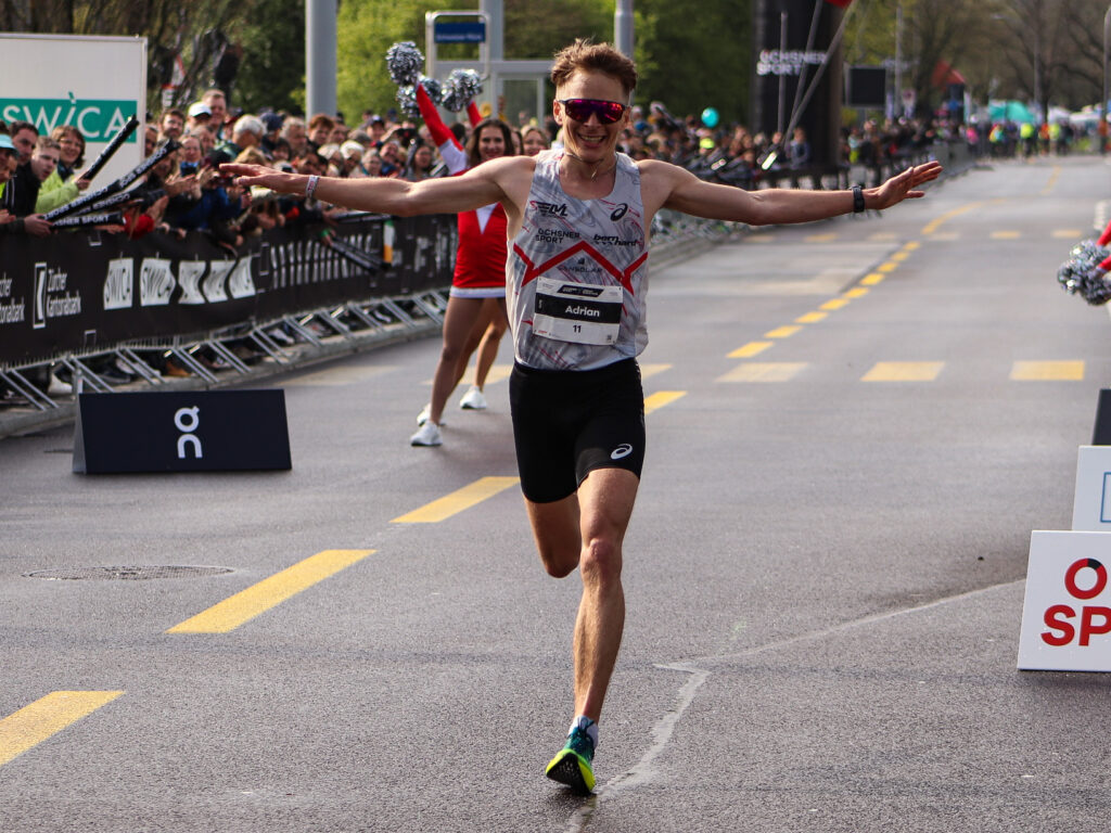 Adrian Lehmann jubelt beim Zieleinlauf (Photo: Swiss Athletics)