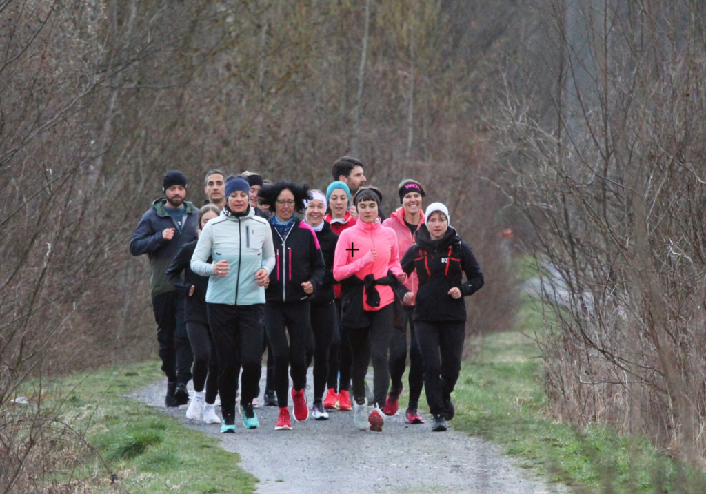 Eine Gruppe Läufer beim Vorbereitungstraining zum Städtlilauf a Glion